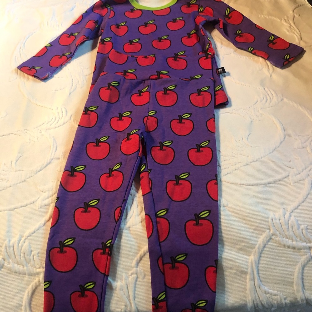 Lot of 4 girls onesies/pajamas